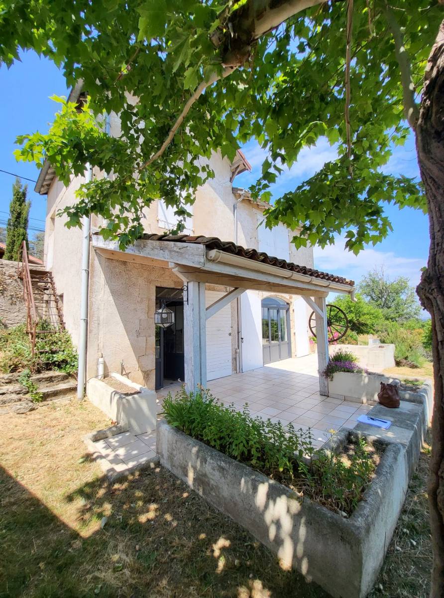 Maison de campagne avec vue et piscine en Ardèche