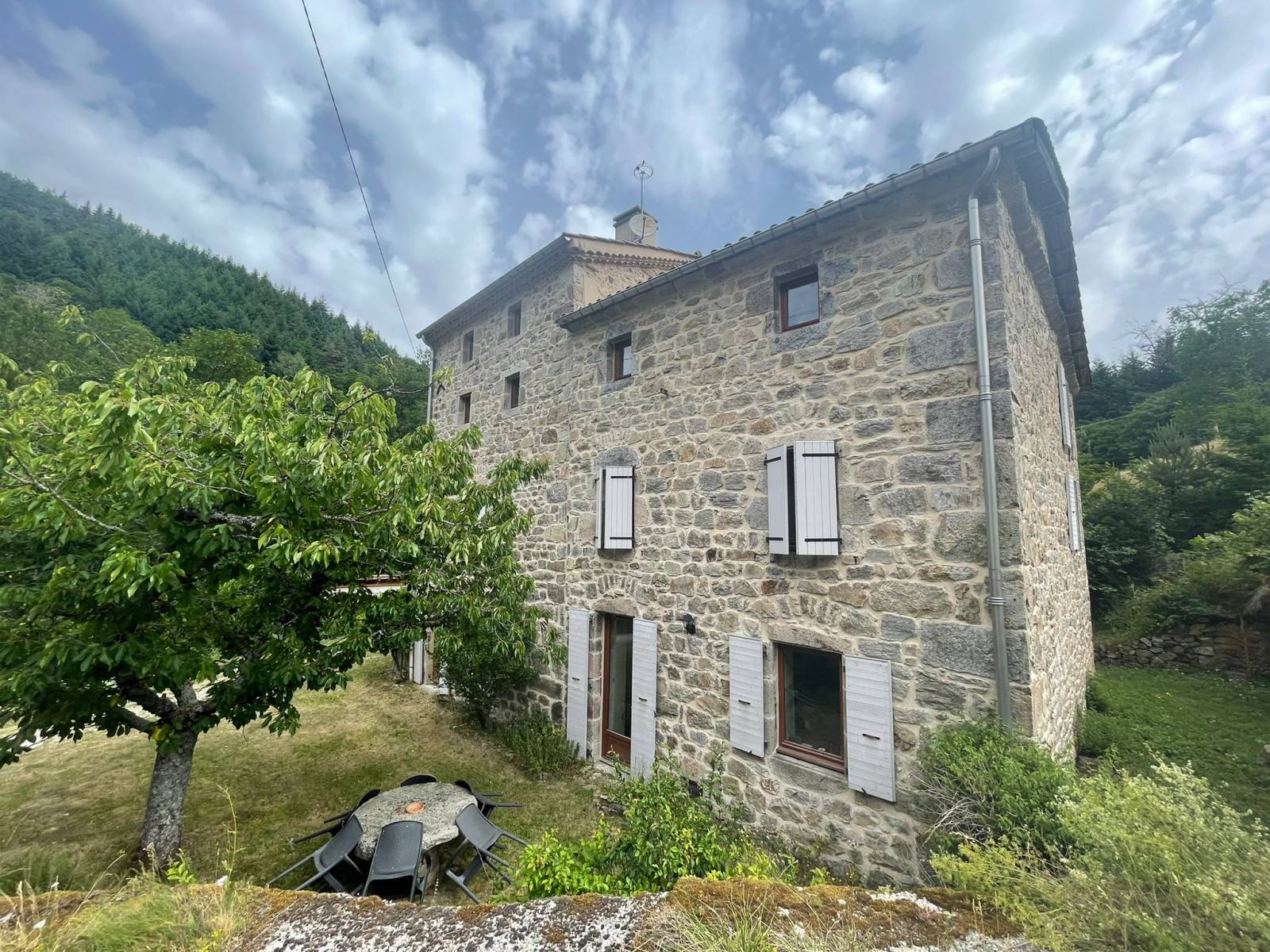 Propriété en Pierre avec 14 hectares de terrain à SAINT JULIEN VOCANCE