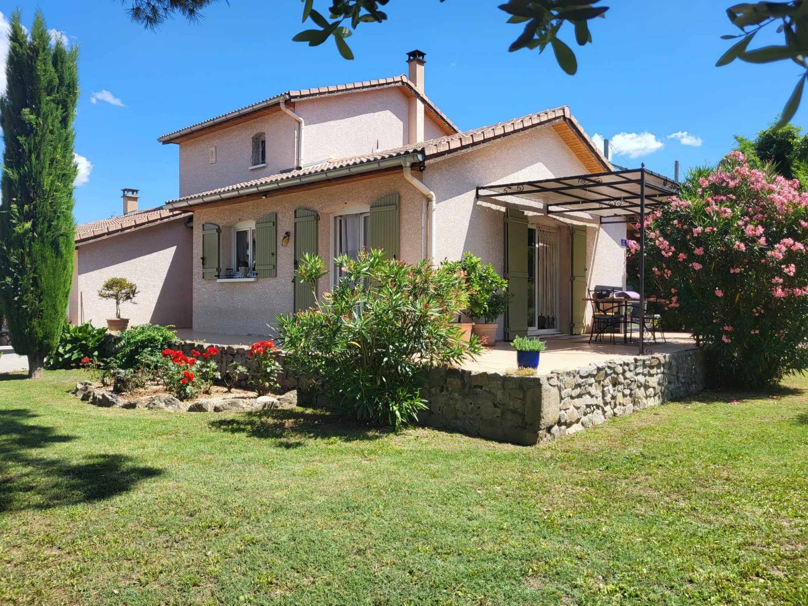 VILLA PROVENCALE AVEC PISCINE ET TERRAIN ARBORE A PEYRAUD
