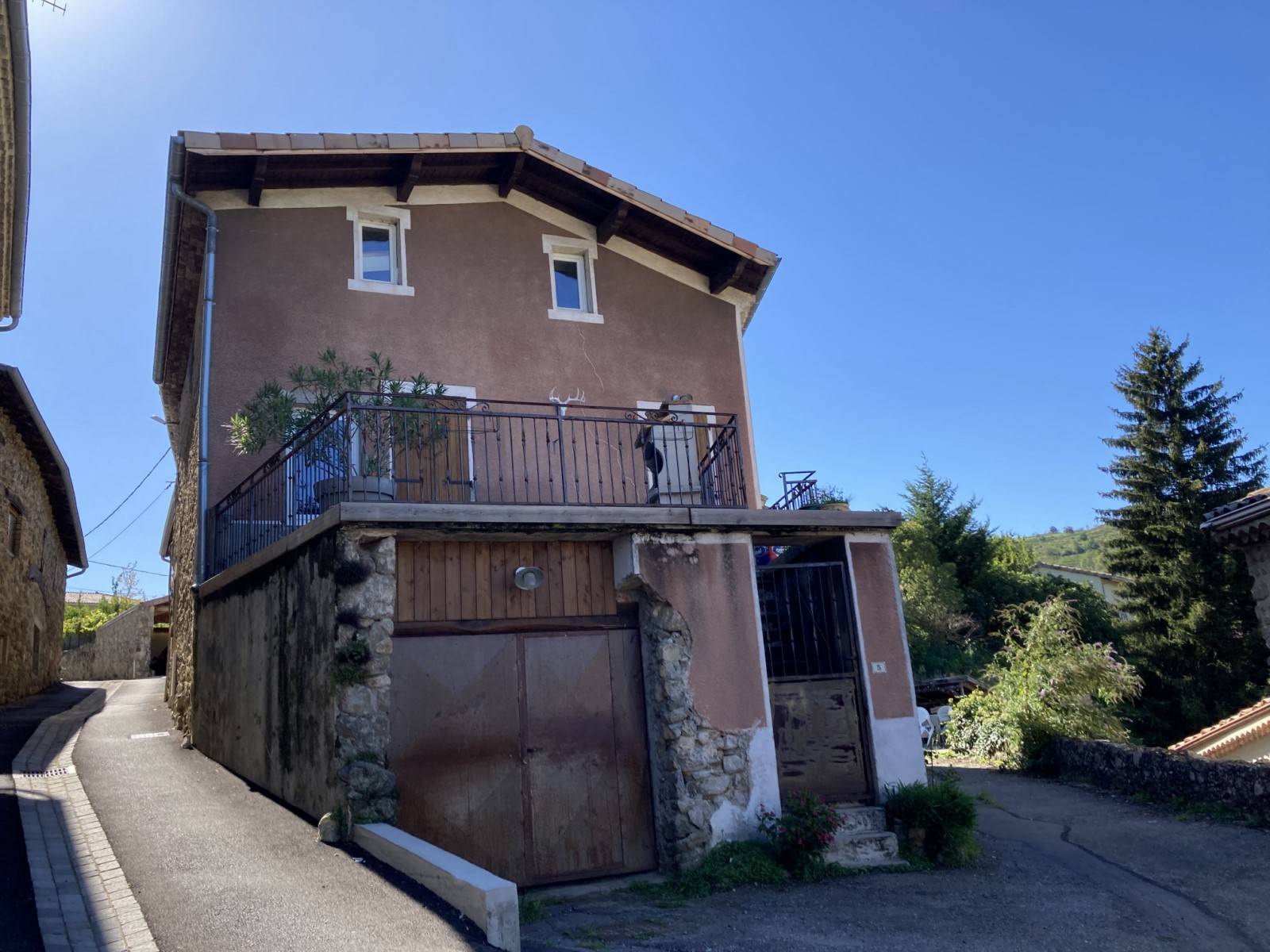 VALLEE DU RHONE - MAISON DE VILLAGE AVEC 4 CHAMBRES-GARAGE-TERRASSE