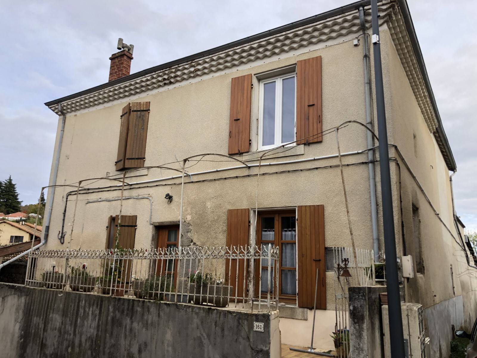 Maison familiale 6 chambres à ST ETIENNE DE VALOUX