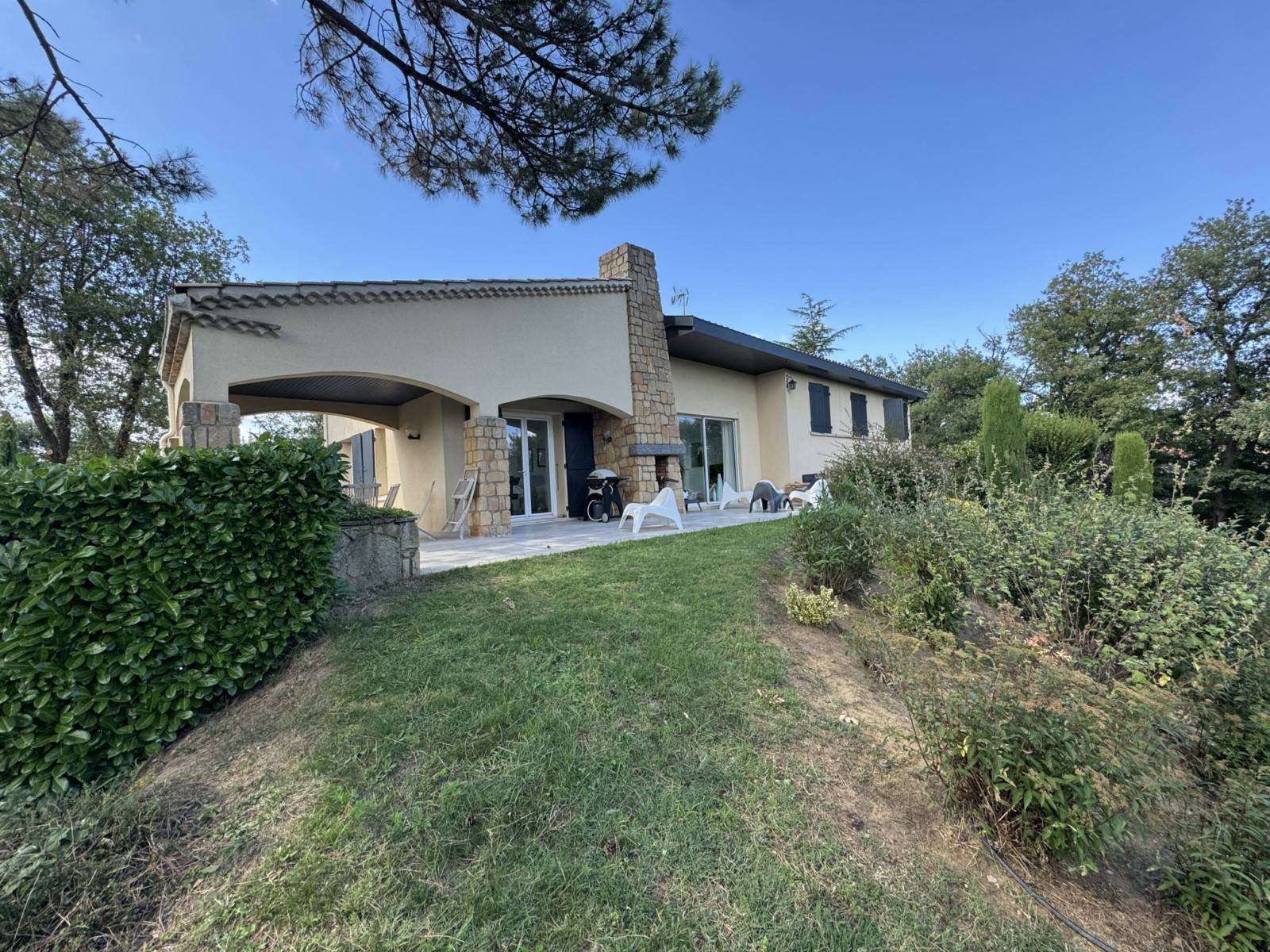 Proximité du golf de Gourdan – Superbe propriété 247m² avec parc paysager et piscine à Saint Clair