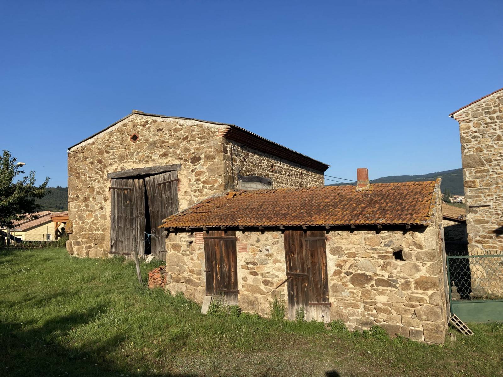 Tènement en pierre, maison à restaurer avec dépendances à BROSSAINC