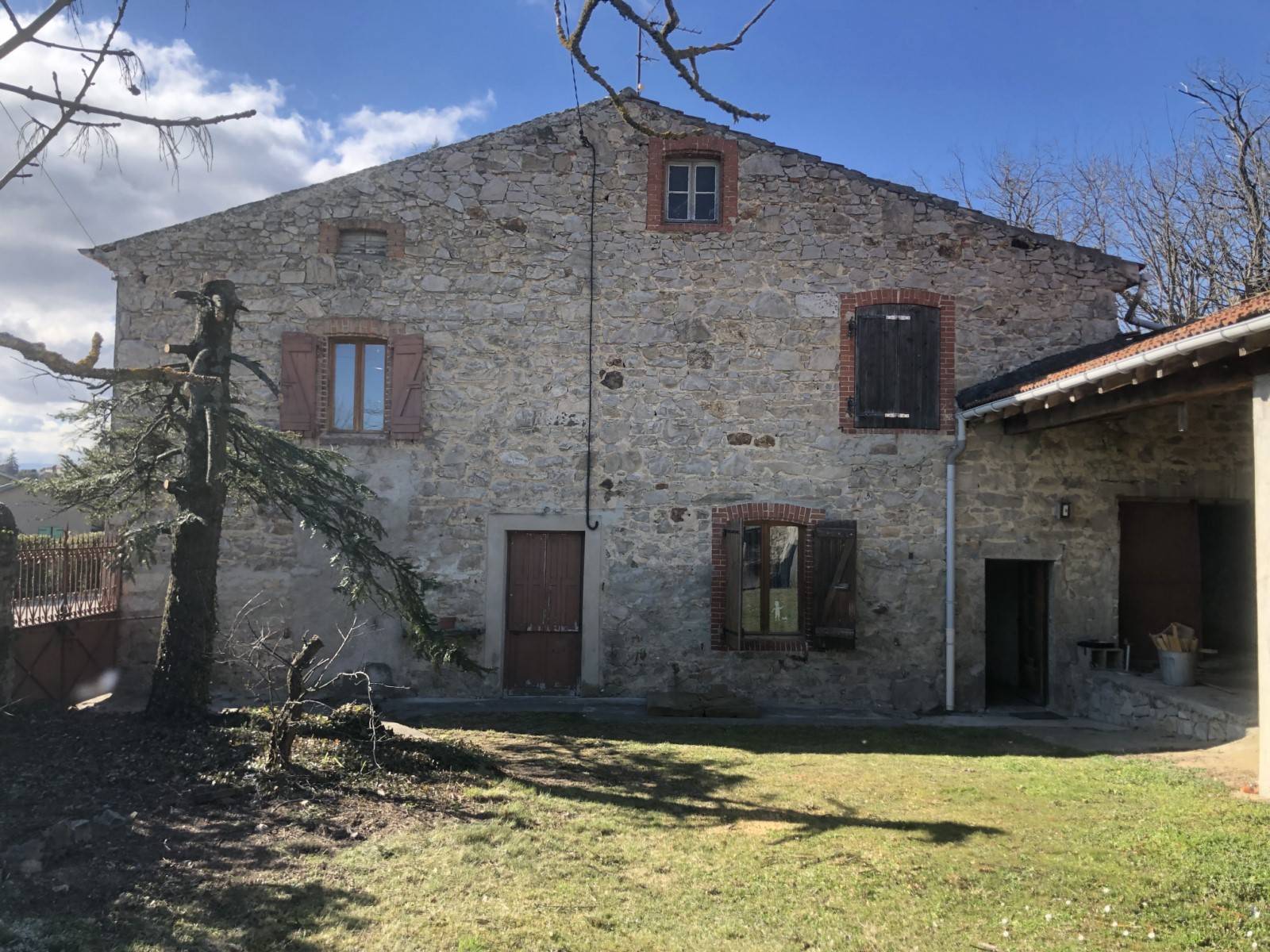 MAISON EN PIERRE AVEC DEPENDANCES ET TERRAIN A ECLASSAN