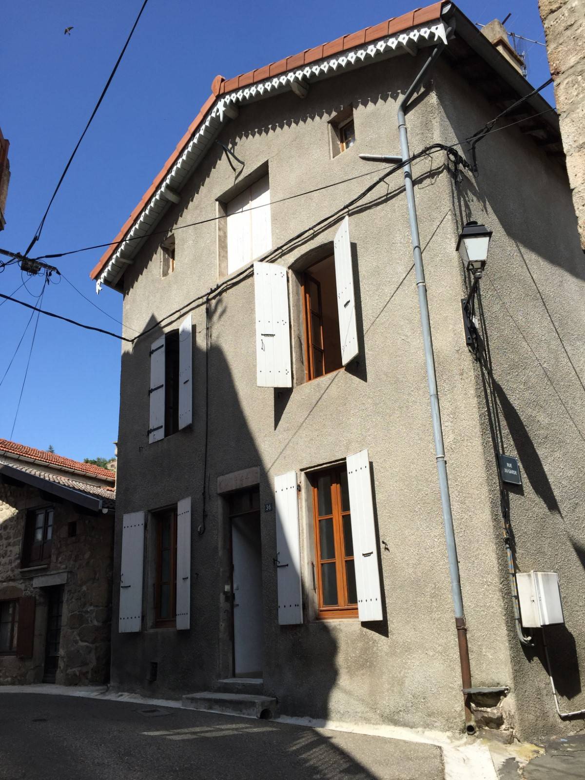 séjour lumineux à rénover eurosud immo annonay satillieu maison de village maison en pierre plusieurs caves combles aménageables abita immobilier chambres sur parquet wc indépendant