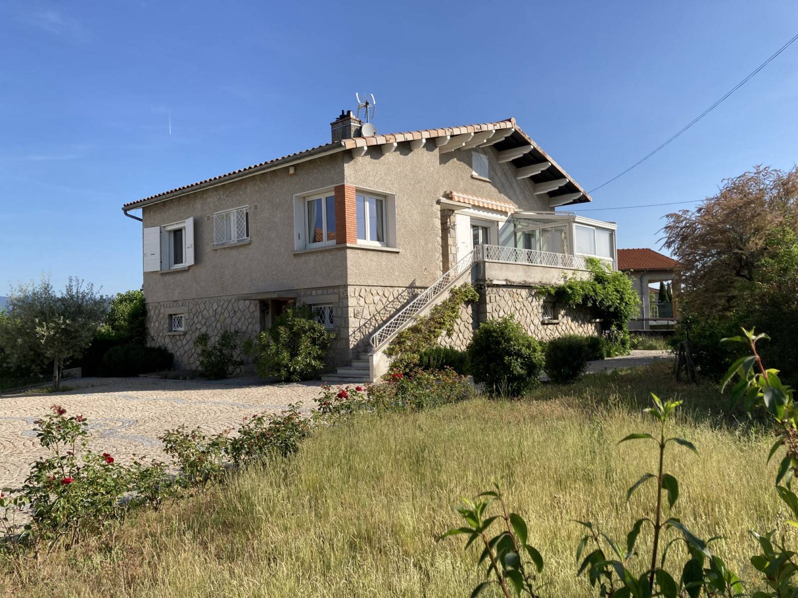 ANNONAY - QUARTIER ECOLE - 2 GRANDS GARAGES - MAISON AVEC 1123M² DE TERRAIN