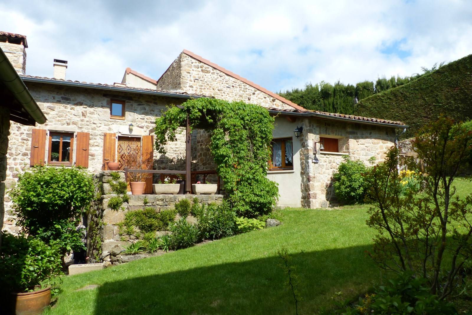 MAISON DE HAMEAU MITOYENNE EN PIERRE