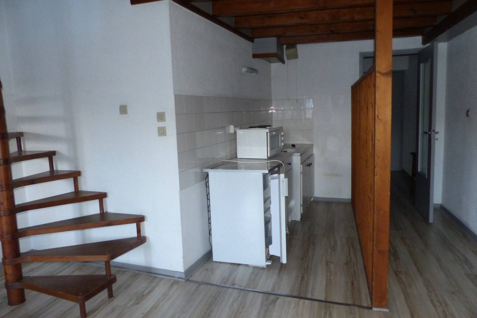 pièce à vivre avec escalier