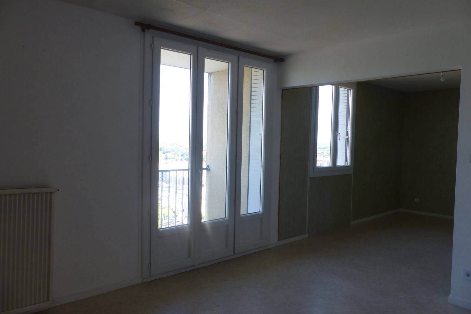 salontrès lumineux avec accès sur balcon