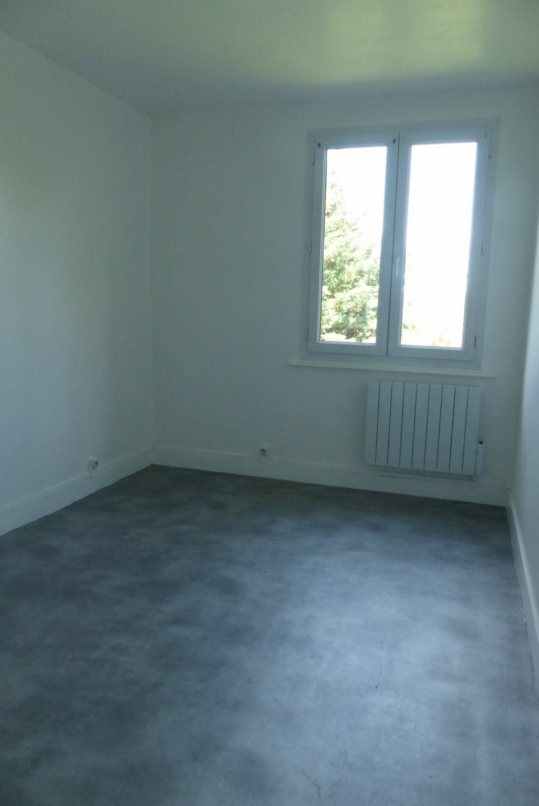 chambre avec placard de rangements