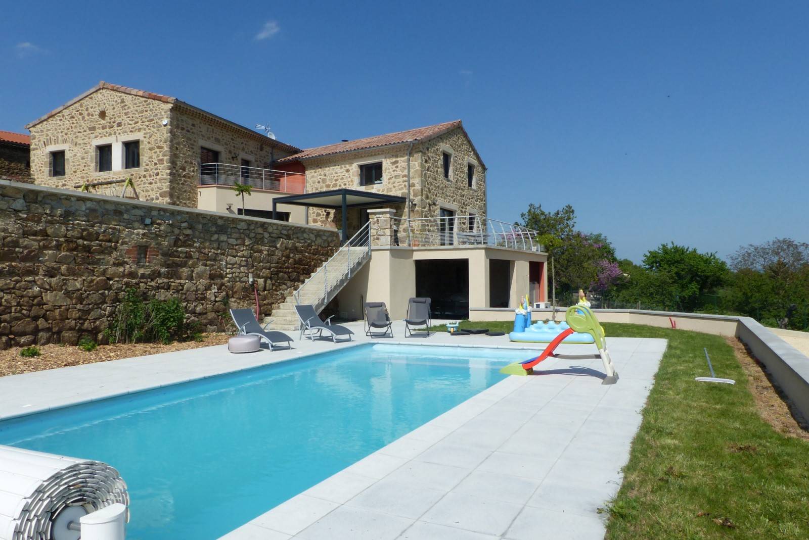 Propriété en pierre proche A7 avec piscine sur plus d'un hectare de terrain