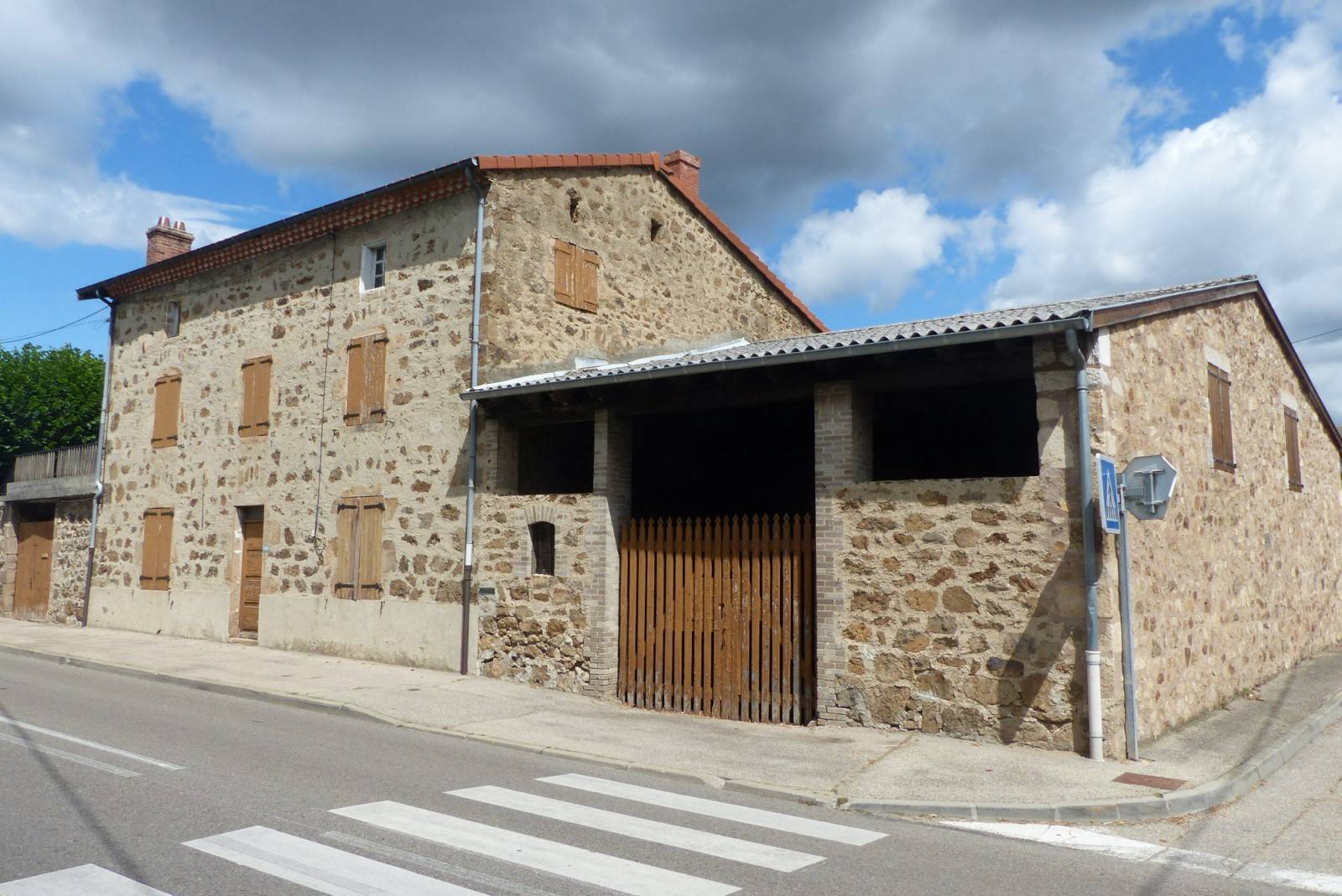 Maison 5 DAVEZIEUX maison en pierre au Centre du village avec 4 chambres