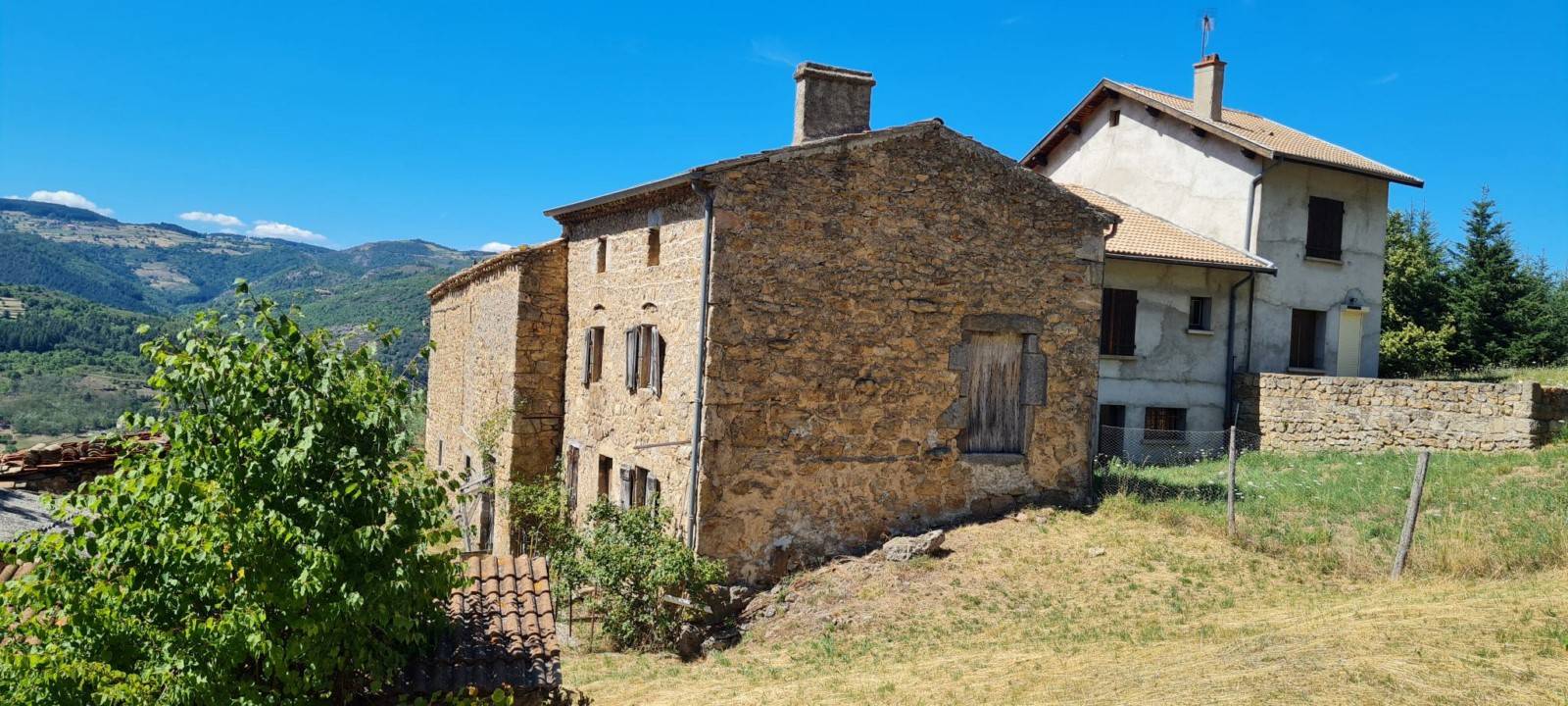 Propriété en pierre avec dépendances sur 16 hectares à VILLEVOCANCE