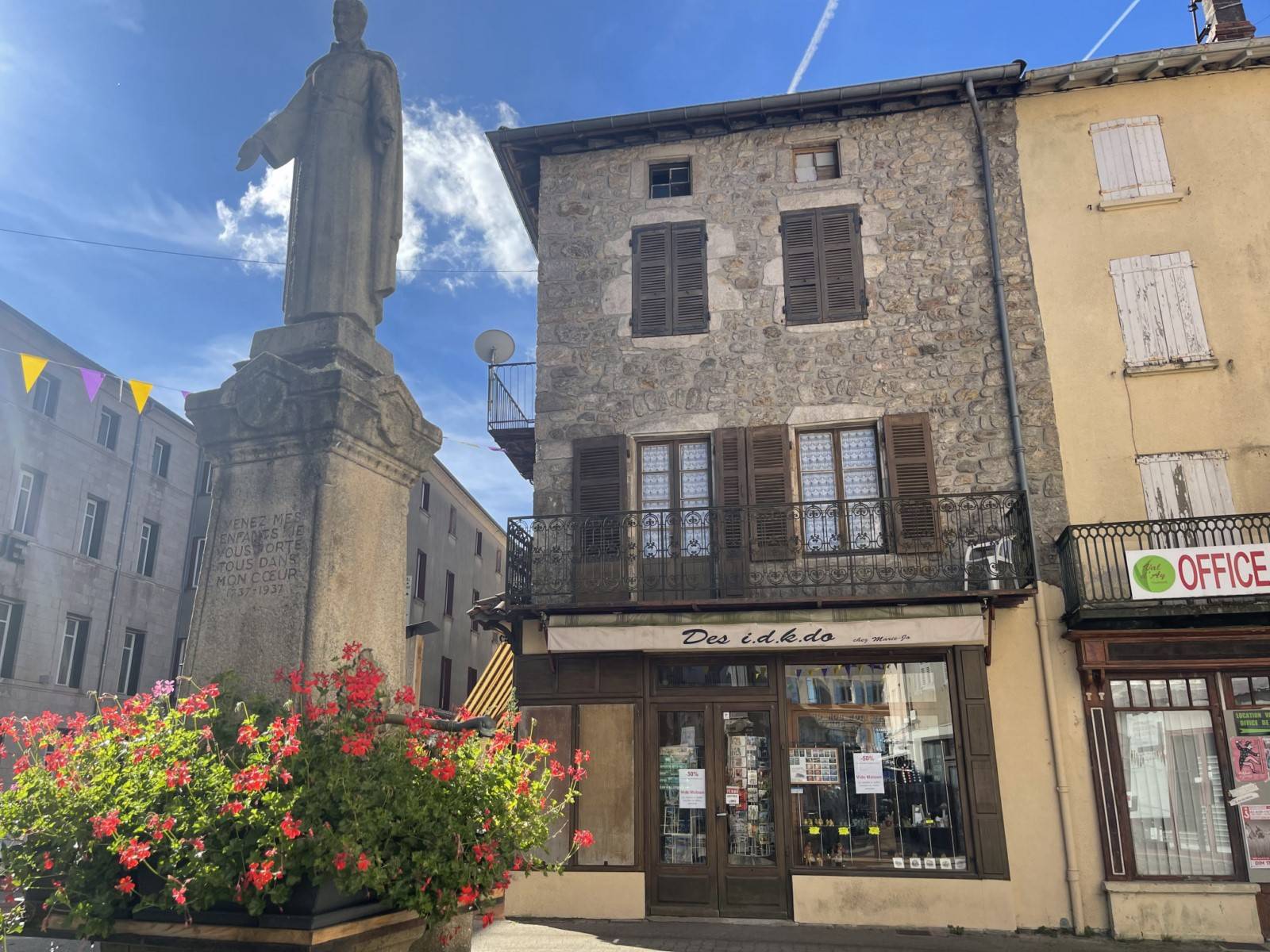 MAISON DE VILLAGE - LOCAL COMMERCIAL A LALOUVESC