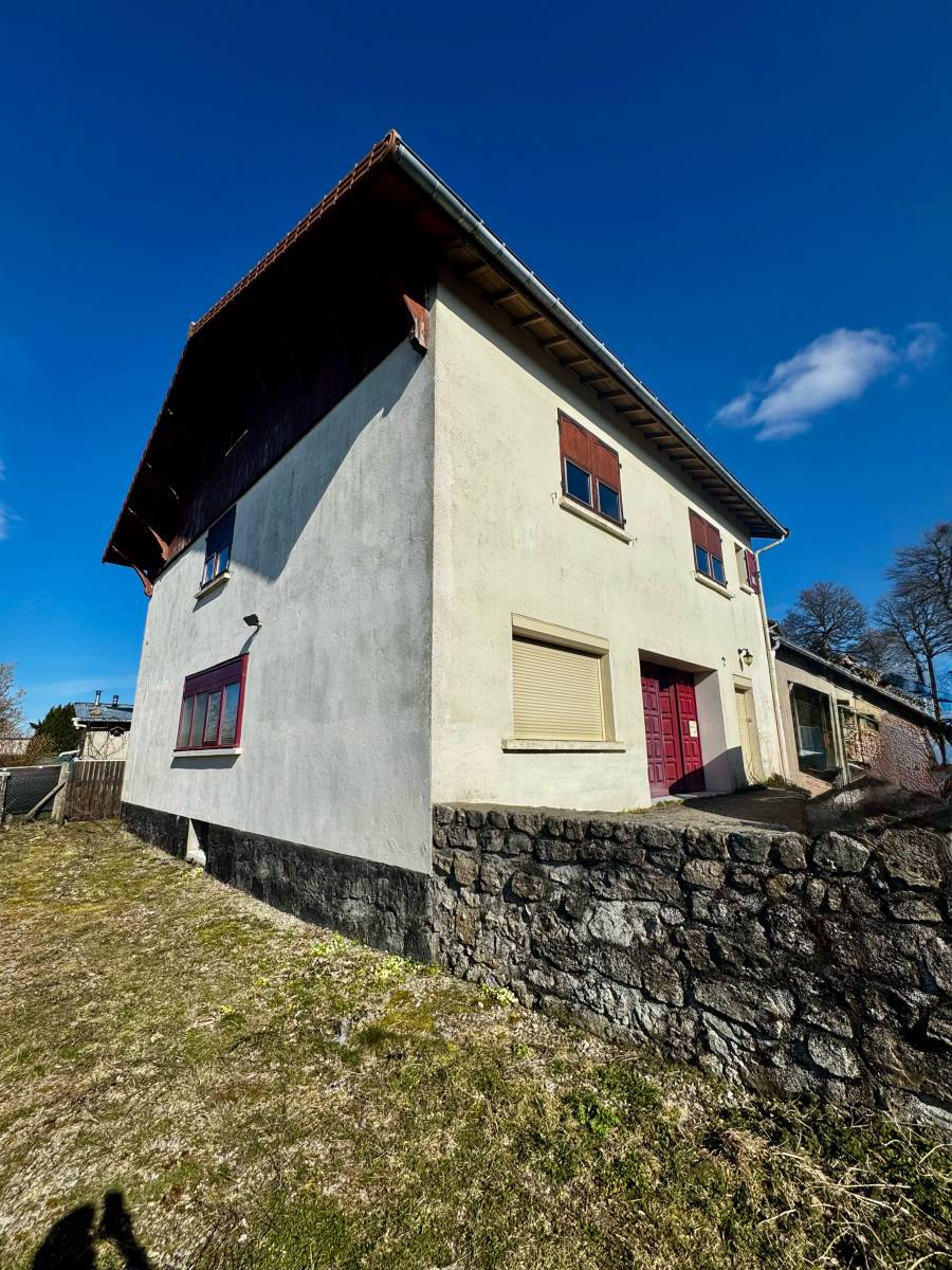 Maison sur sous sol avec garage double et terrain