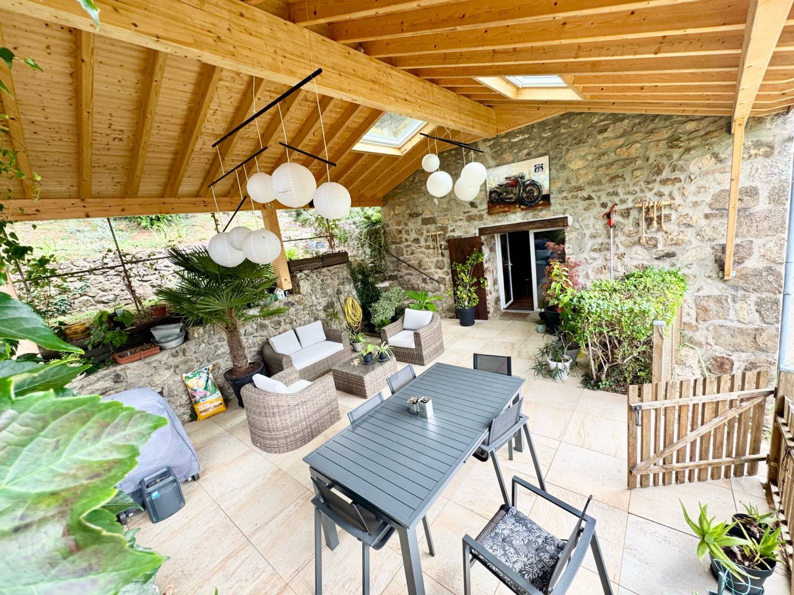 Au cœur de l’Ardèche Verte – Authentique maison en pierre avec dépendances et vue panoramique