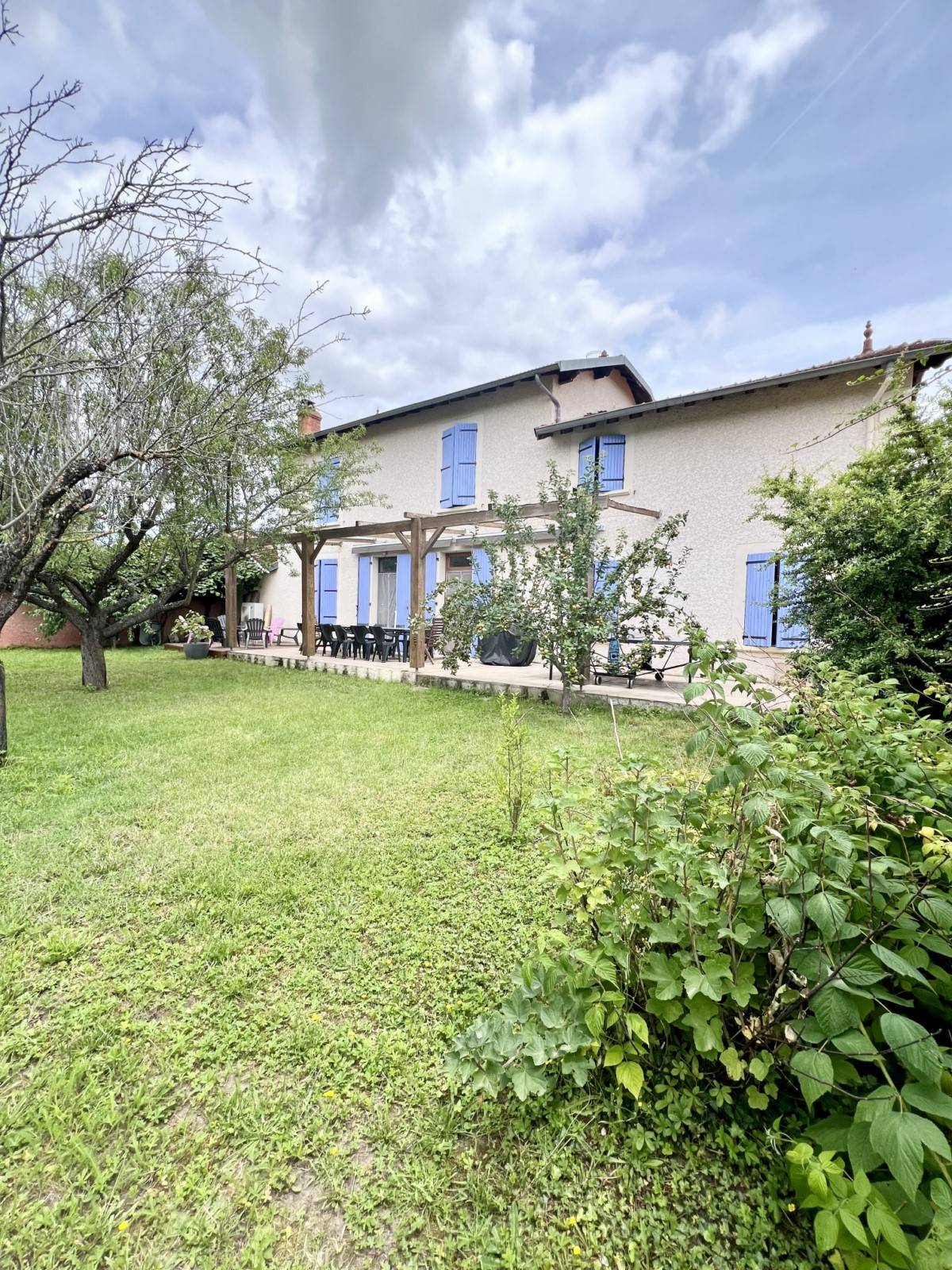 Maison 7 pièces 200m² avec piscine et dépendances à CHAMPAGNE