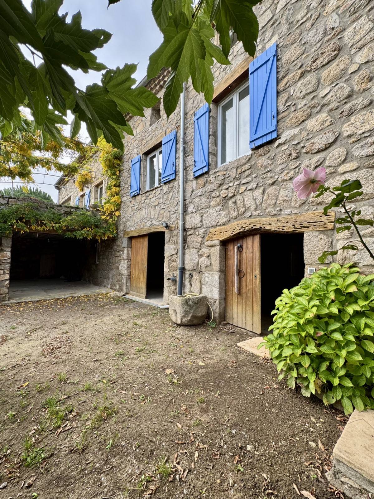 Maison en pierre avec terrain de 1126m² à Peaugres