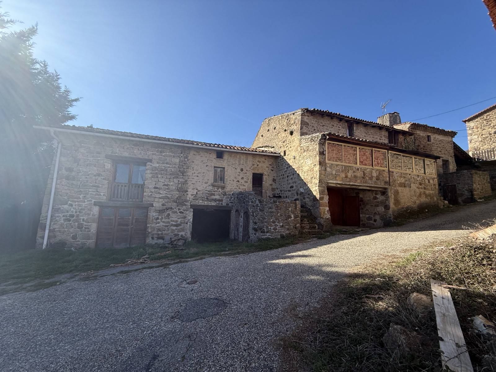 Ancienne ferme à réhabiliter sur la commune de Vanosc plus d'1,5 hectare de terrain