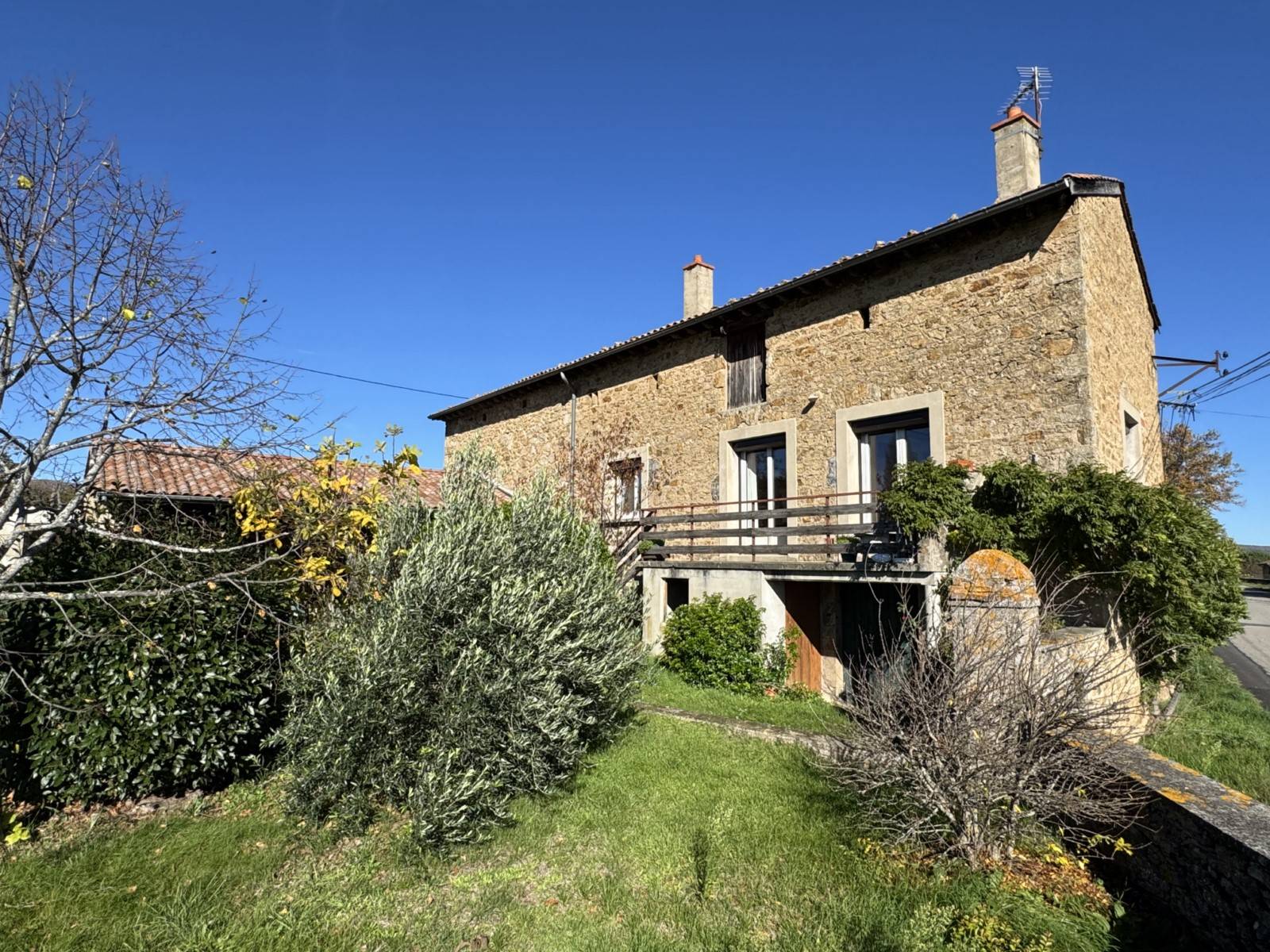 Propriété en pierre avec potentiel de rénovation à ROIFFIEUX