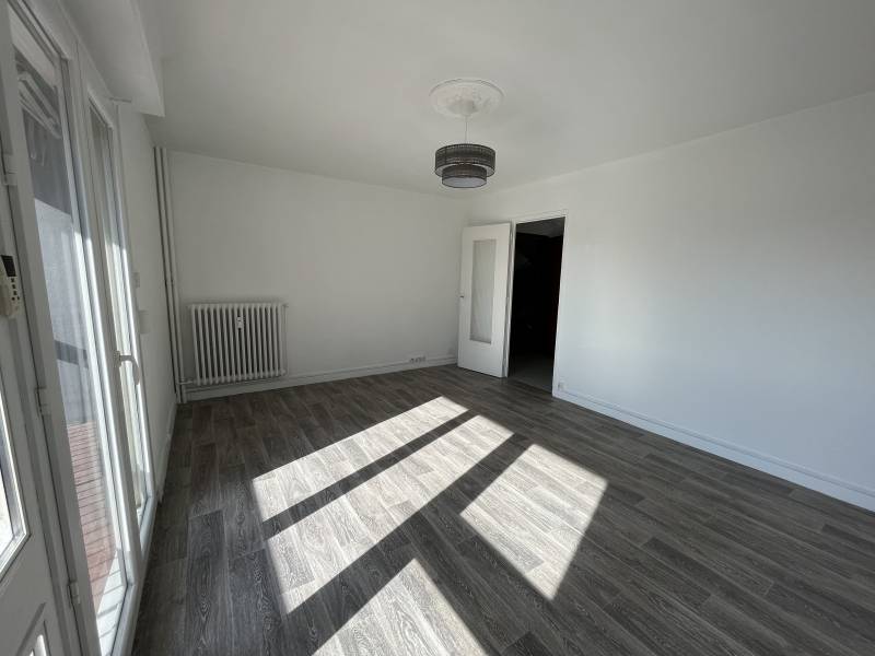 3 PIÈCES 70.61 M² DANS RÉSIDENCE SÉCURISÉE ET RÉNOVÉE, APPARTEMENT T3 AVEC BALCON ET PARKING , CENTRE PÉAGE DE ROUSSILLON