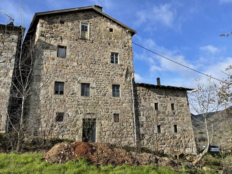 Bâtiment à réhabiliter 300m² à SAINT JULIEN VOCANCE