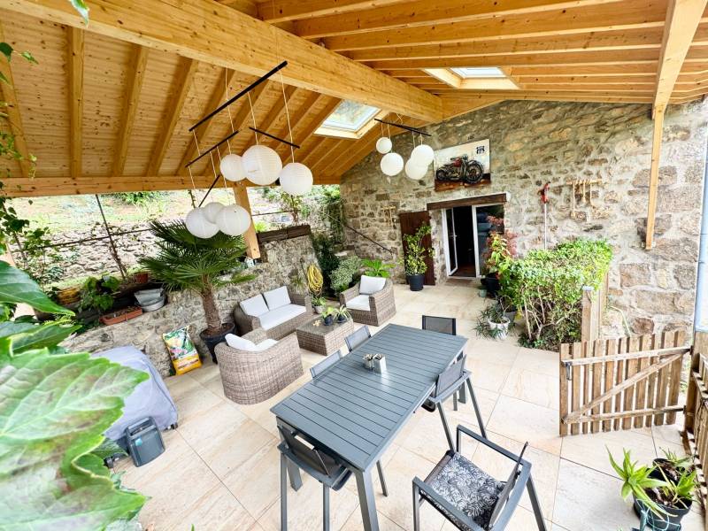 Au cœur de l’Ardèche Verte – Authentique maison en pierre avec dépendances et vue panoramique