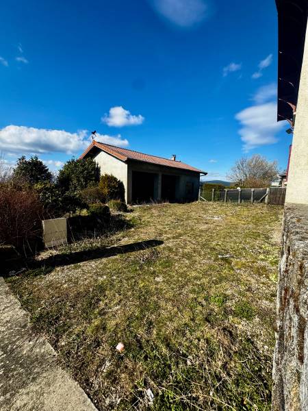 Maison sur sous sol avec garage double et terrain