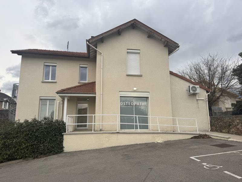 16.75 m² Local professionnel de 16.75m² avec une salle d'attente et un espace accueil partagé avec 2 autres praticiens