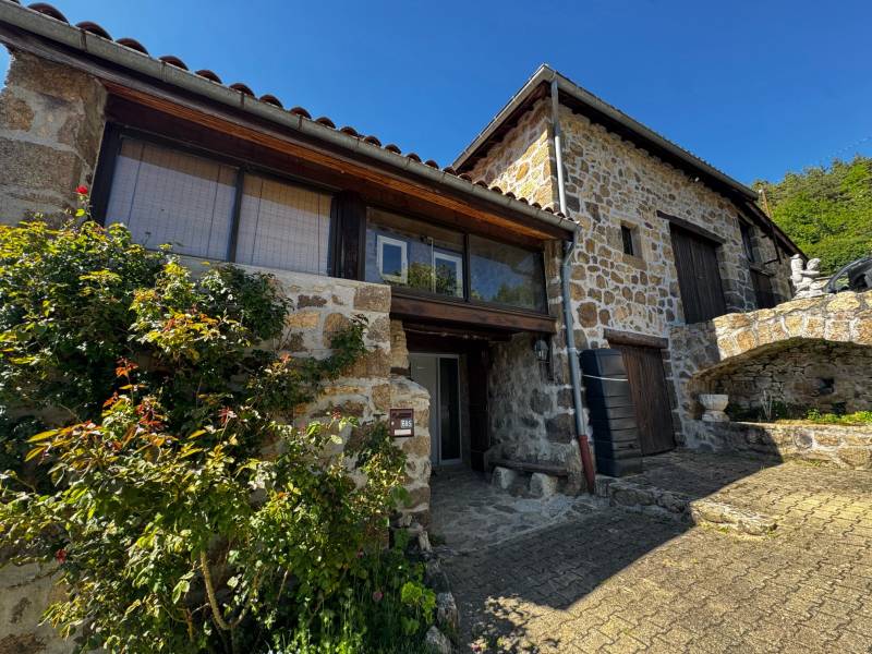Au cœur de l’Ardèche Verte – Authentique maison en pierre avec dépendances et vue panoramique