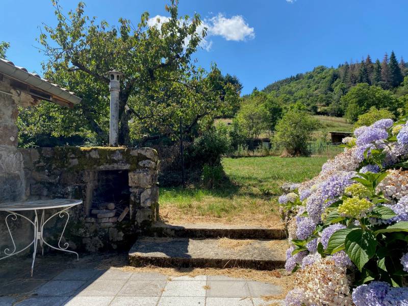 Maison en pierre sur sous sol complet avec terrain 610m²