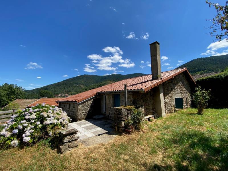 Maison en pierre sur sous sol complet avec terrain 610m²