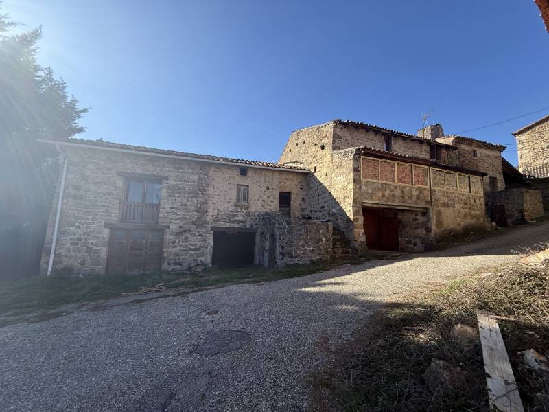 Ancienne ferme à réhabiliter sur la commune de Vanosc plus d'1,5 hectare de terrain