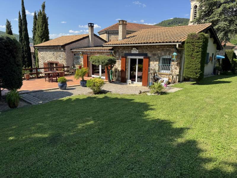Propriété en pierre avec dépendance et vue panoramique à Vinzieux
