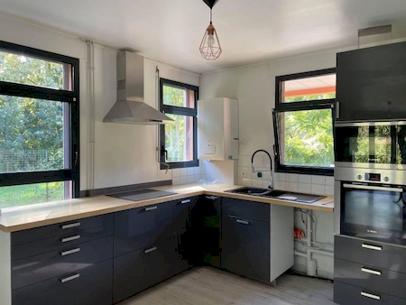 Maison avec extérieur et 4 chambres