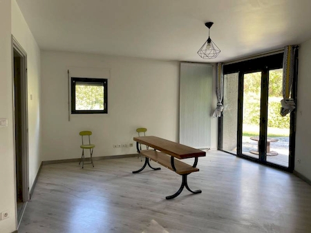 Maison avec extérieur et 4 chambres