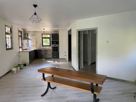 Maison avec extérieur et 4 chambres