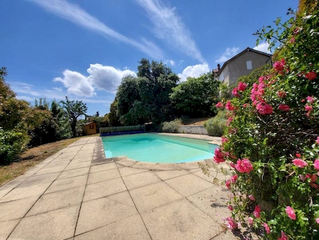 Maison de campagne avec vue et piscine en Ardèche