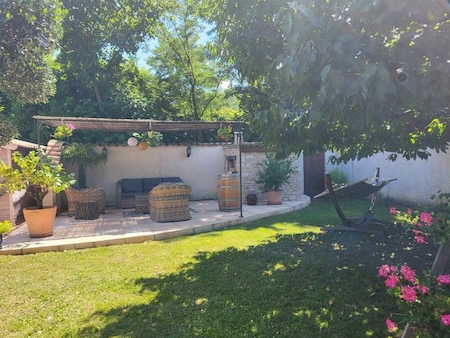 VILLA PROVENCALE AVEC PISCINE ET TERRAIN ARBORE A PEYRAUD