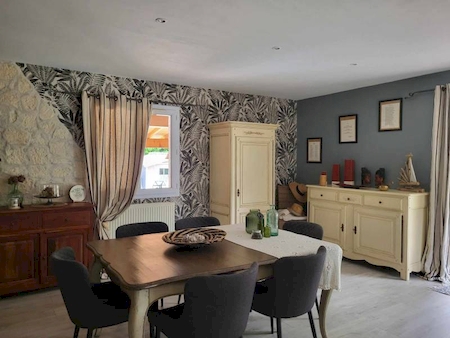 VILLA PROVENCALE AVEC PISCINE ET TERRAIN ARBORE A PEYRAUD