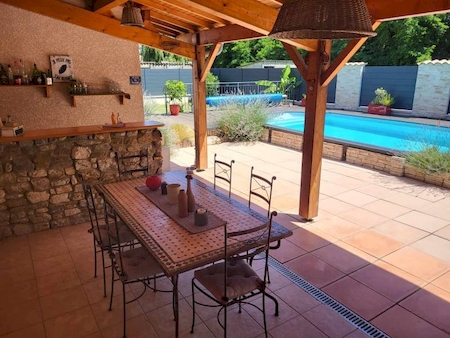 VILLA PROVENCALE AVEC PISCINE ET TERRAIN ARBORE A PEYRAUD