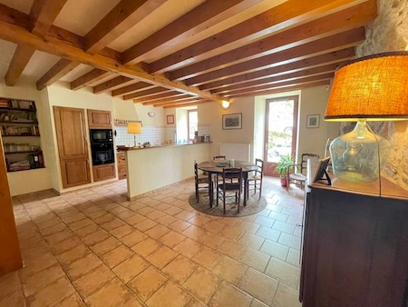 Propriété en Pierre avec 14 hectares de terrain à SAINT JULIEN VOCANCE