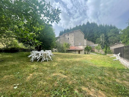 Propriété en Pierre avec 14 hectares de terrain à SAINT JULIEN VOCANCE