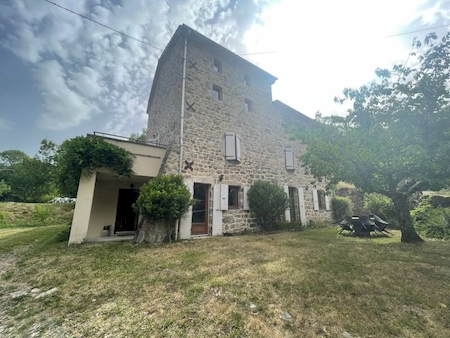 Propriété en Pierre avec 14 hectares de terrain à SAINT JULIEN VOCANCE