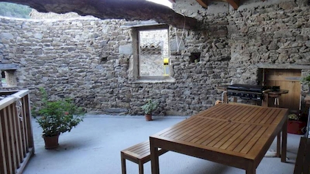 VINZIEUX, Maison de villa T4 en pierres sur 3 niveaux, 750.00€ /Mois