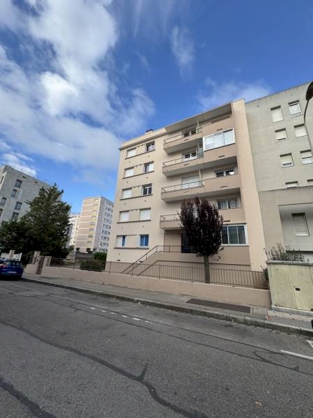 STUDIO 27M² - BALCON ET PARKING - EN PLEIN COEUR DE LYON 7