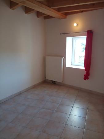VINZIEUX, Maison de villa T4 en pierres sur 3 niveaux, 750.00€ /Mois