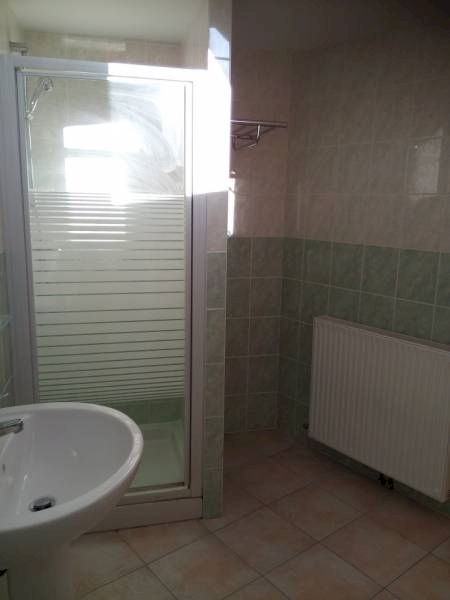 VINZIEUX, Maison de villa T4 en pierres sur 3 niveaux, 750.00€ /Mois