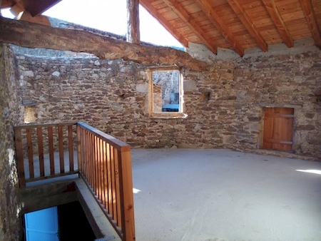 VINZIEUX, Maison de villa T4 en pierres sur 3 niveaux, 750.00€ /Mois
