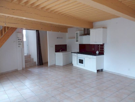 VINZIEUX, Maison de villa T4 en pierres sur 3 niveaux, 750.00€ /Mois